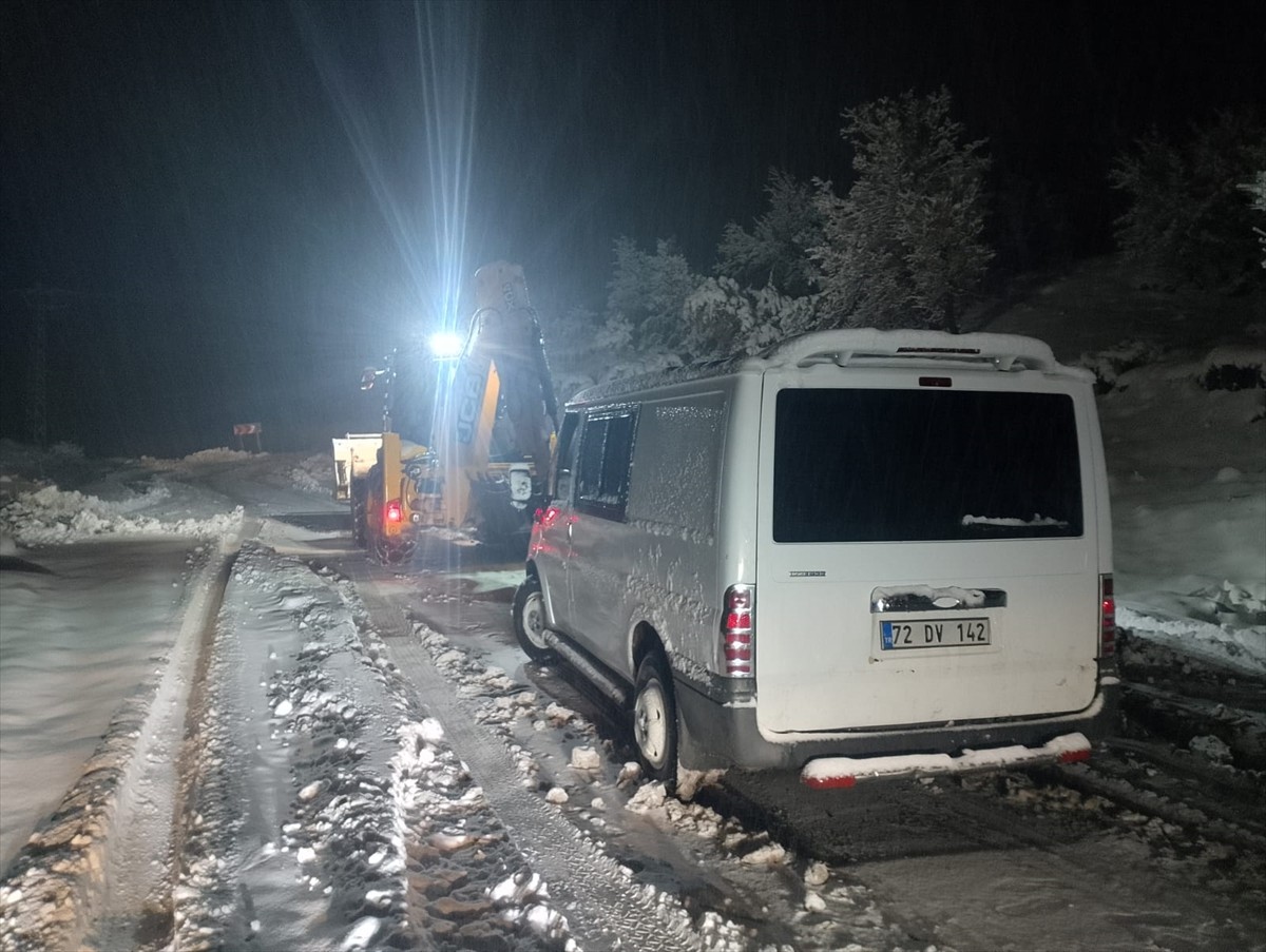 Siirt'in Şirvan ilçesinde kar nedeniyle mahsur kalanlar kurtarıldı.