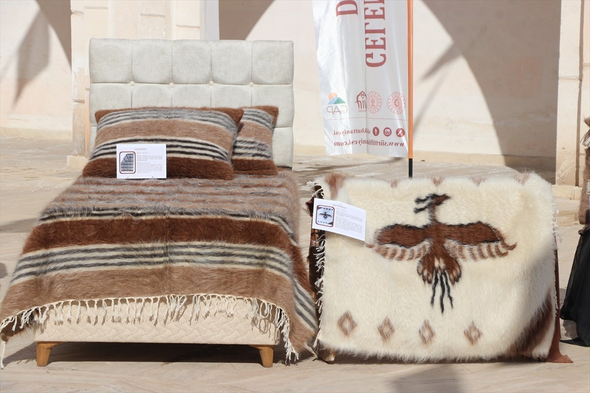 Siirt'te "Geleneksel Siirt Battaniyesi Dokumacılığı" koleksiyon ve marka tanıtımı yapıldı.