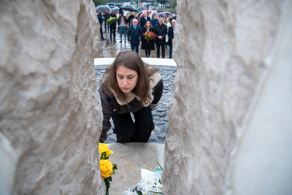 Sırbistan'ın başkenti Belgrad'dan Karadağ'ın sahil kenti Bar'a trenle giderken 1993'te Strpci...