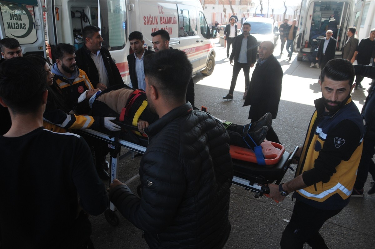Şırnak'ın Cizre ilçesinde pikabın şarampole yuvarlanması sonucu 4 kişi yaralandı. Yaralılar...