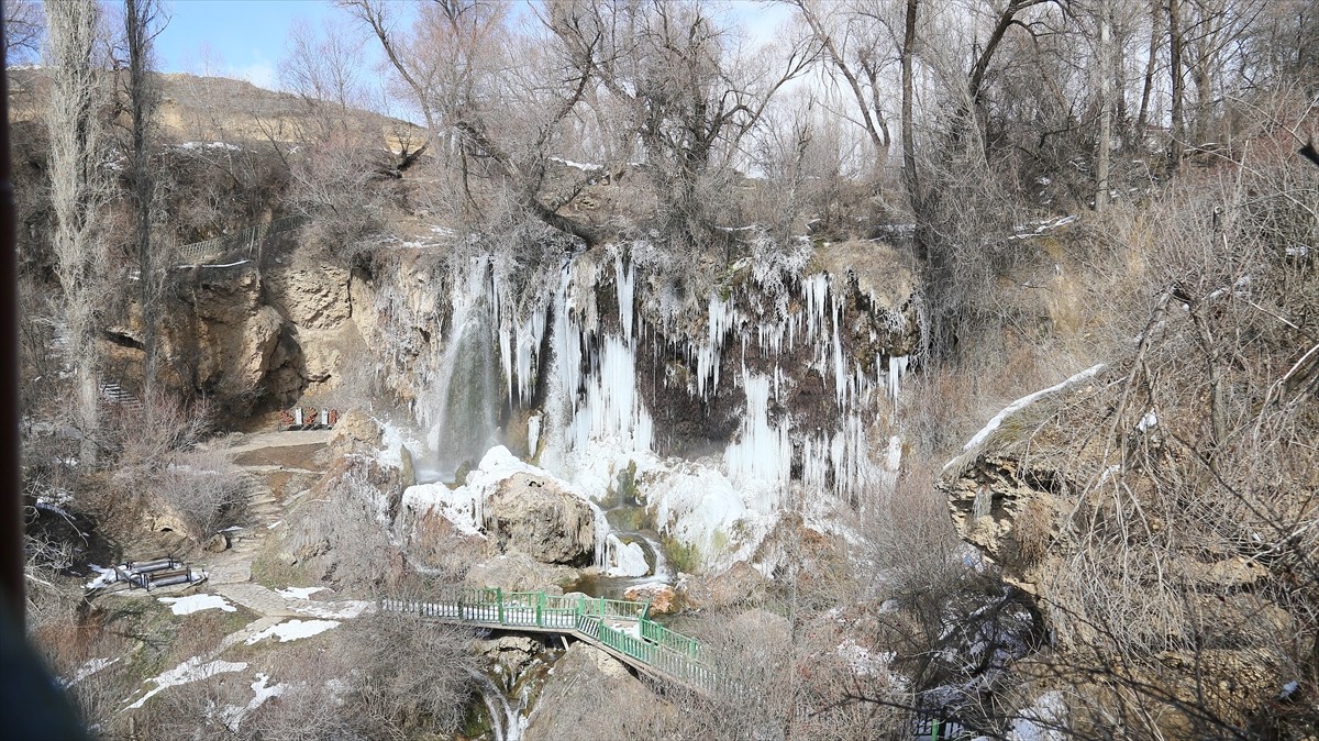 Sivas'ın Gemerek ilçesindeki soğuk hava nedeniyle buz tutan Sızır Şelalesi'nde 3-4 metrelik...