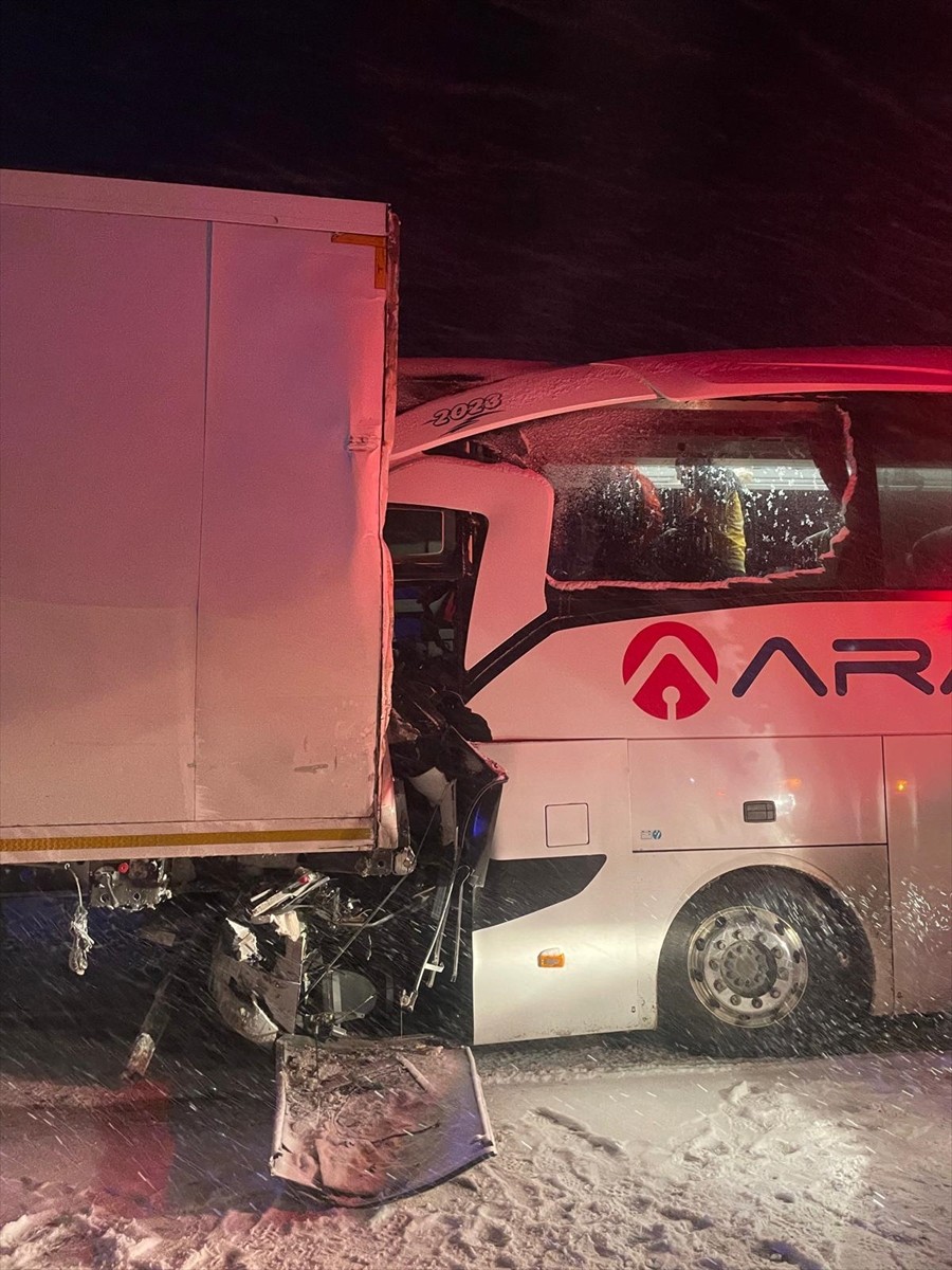 Sivas'ın Gölova ilçesinde otobüsün tıra arkadan çarptığı kazada ilk belirlemelere göre 25 kişi...