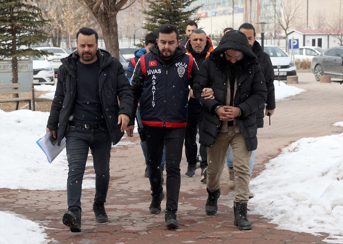 Sivas'ta düzenlenen silah kaçakçılığı operasyonunda 4 şüpheli gözaltına alındı.