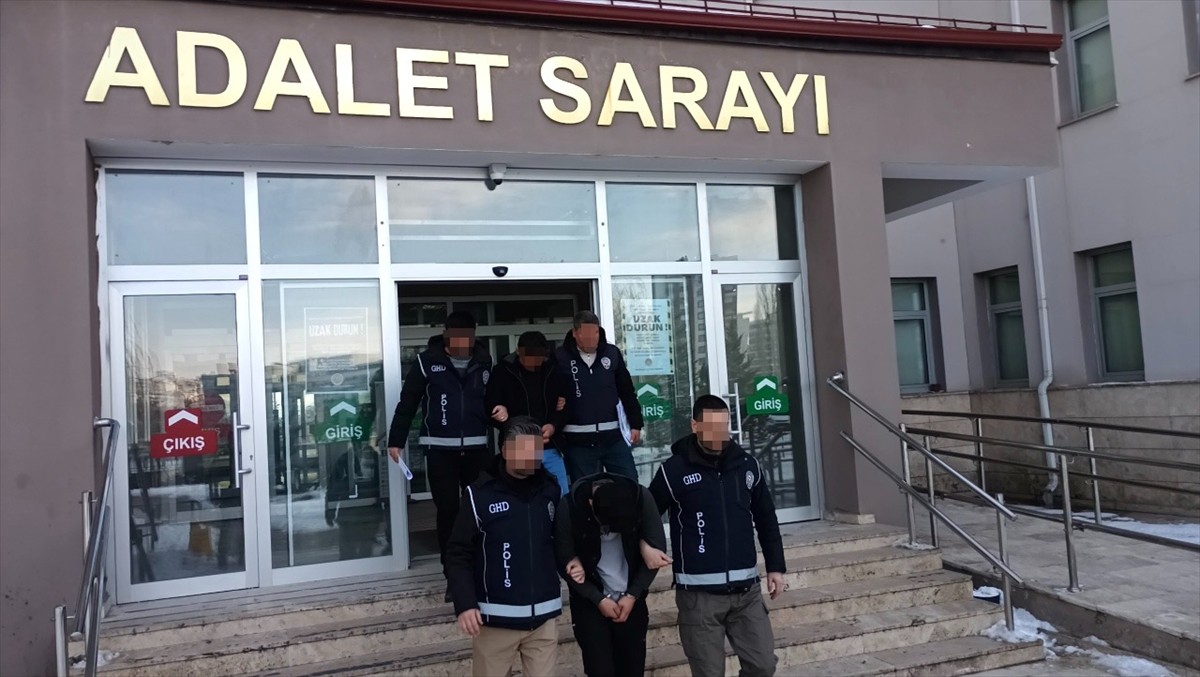 Sivas'ta, yasa dışı yollarla yurda girdiği belirlenen Afganistan uyruklu 3 düzensiz göçmen...