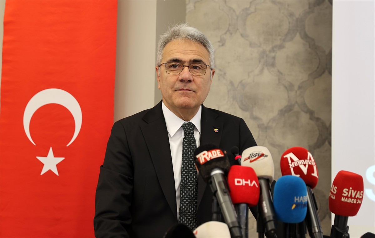 Sivas Ticaret ve Sanayi Odası (TSO) Yönetim Kurulu Başkanı Zeki Özdemir, düzenlediği basın...