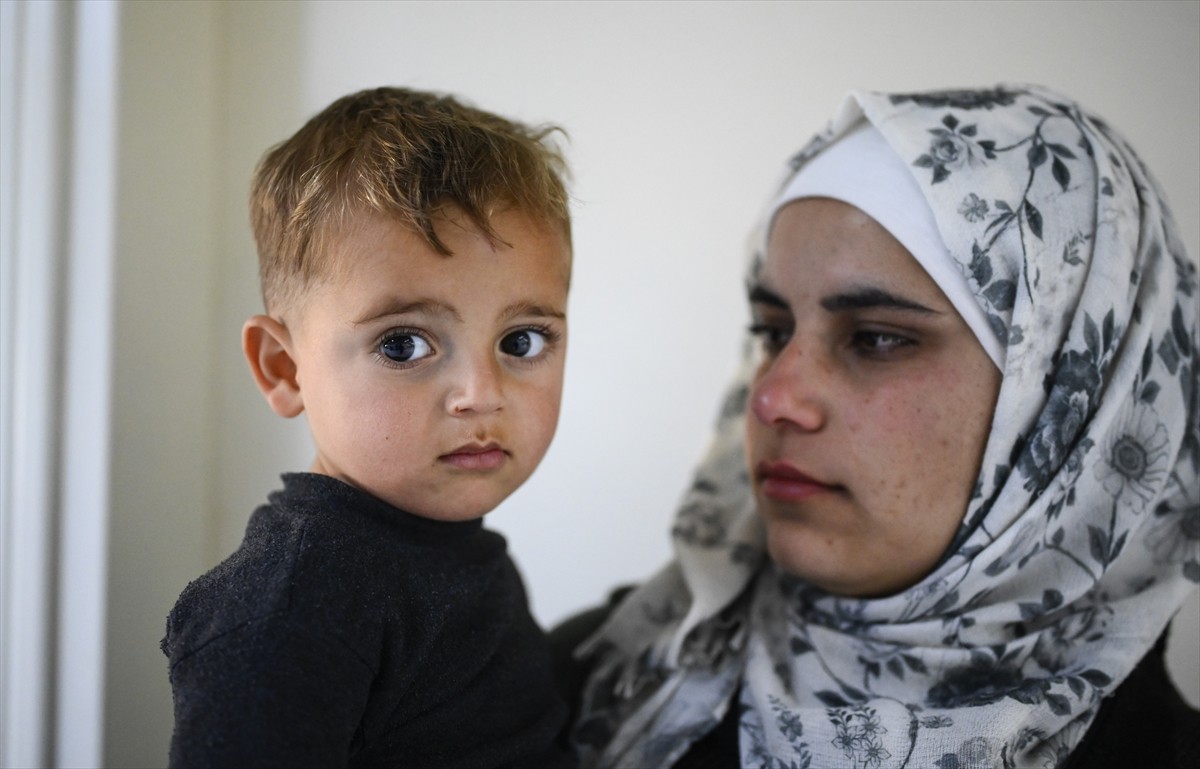 Suriye'nin başkenti Şam'da yapılan ameliyatlarla 30 işitme engelli çocuk, yeniden duymaya başladı....