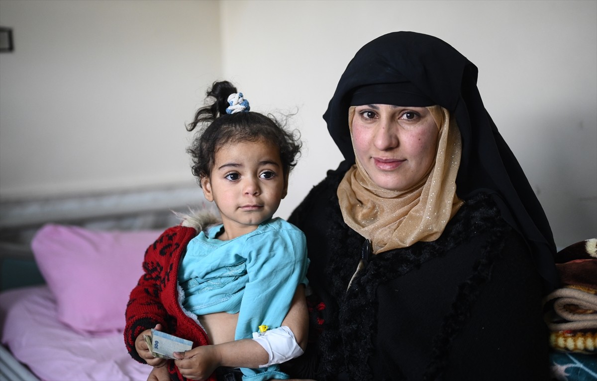 Suriye'nin başkenti Şam'da yapılan ameliyatlarla 30 işitme engelli çocuk, yeniden duymaya başladı....