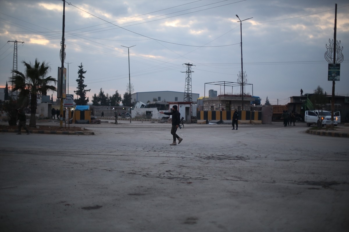 Suriye'nin kuzeyindeki Bab ilçesinde, araca yerleştirilen bomba düzeneğinin fark edilmesiyle bir...