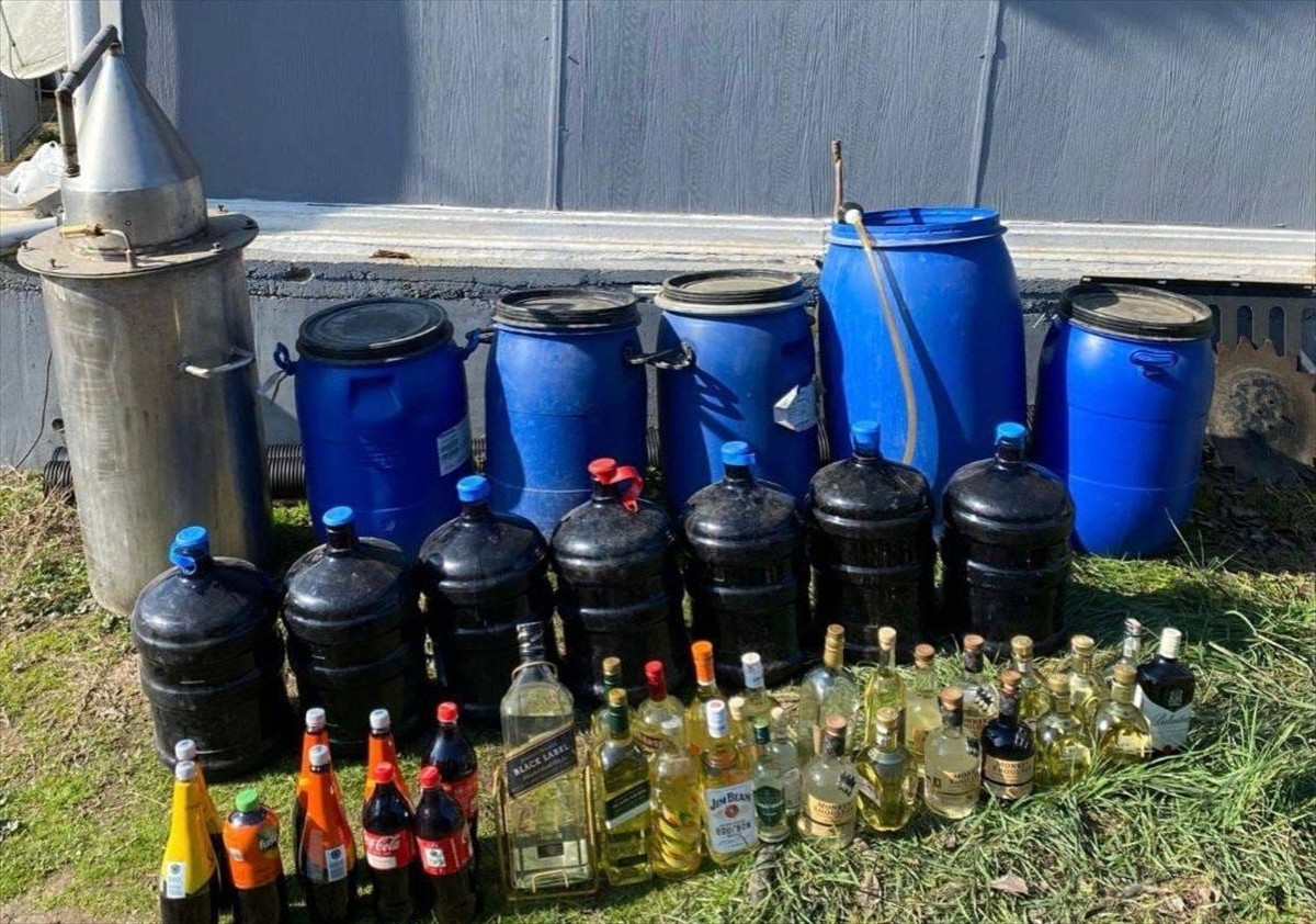 Tekirdağ'da 700 sahte içki ele geçirildi, 5 şüpheli gözaltına alındı. Adreslerde yapılan...