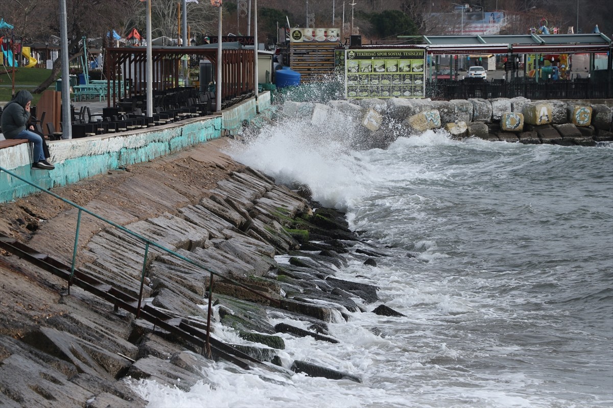 Tekirdağ'da poyraz, deniz ulaşımını olumsuz etkiliyor. Poyraz nedeniyle yerli ve yabancı bandıralı...