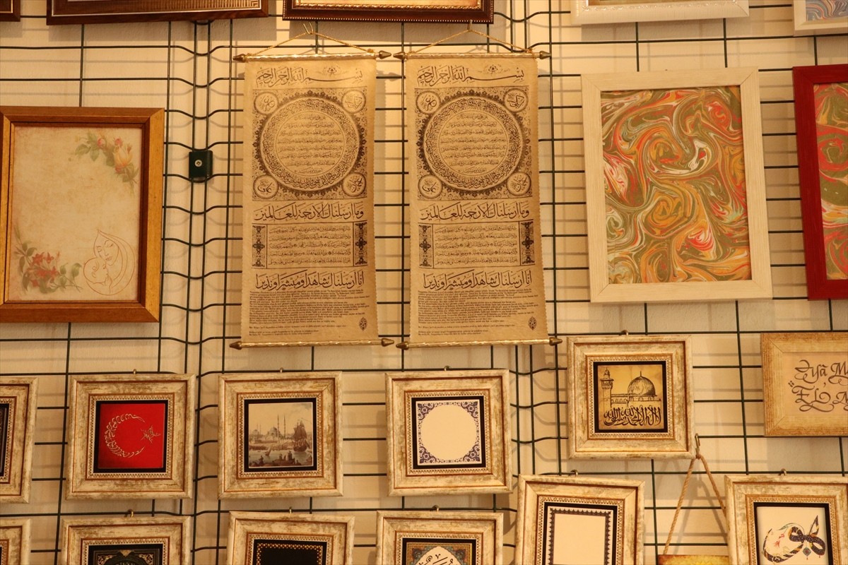 Tekirdağ'da yaşayan Serkan Albez, merakı üzerine başladığı kaligrafi sanatında "Somut Olmayan...