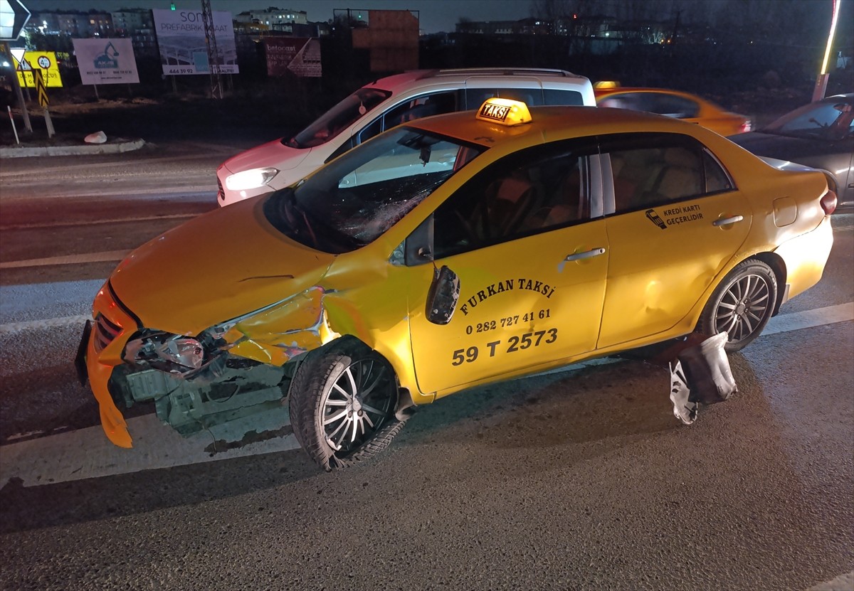 Tekirdağ'ın Çerkezköy ilçesinde önce taksi, ardından hafif ticari aracın çarptığı motosikletin...