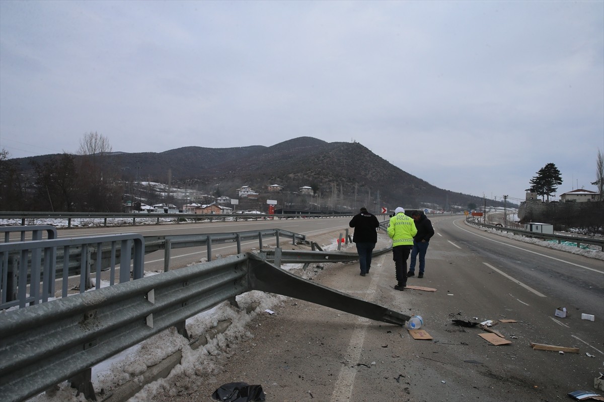 Tokat'ta bariyerlere çarparak karşı şeride geçen pikaptaki 2 kişi yaralandı.