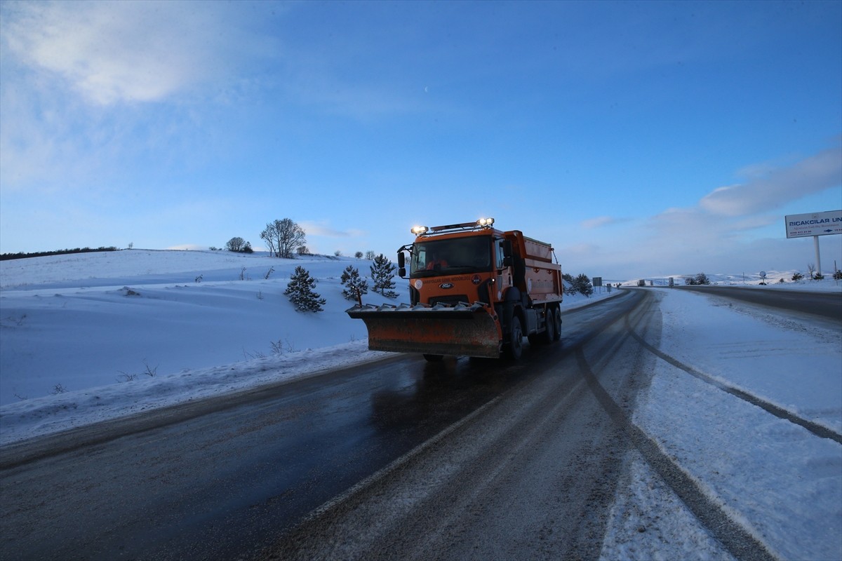 Tokat-Sivas kara yolunda kar yağışı etkisini sürdürüyor. Karayolları ekipleri, Kızıliniş ve 1650...