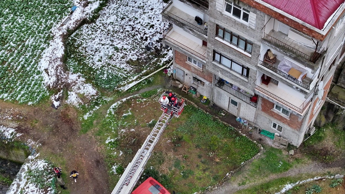 Trabzon'da heyelanın binanın girişini kapatması nedeniyle evlerinde mahsur kalan 3'ü çocuk 6 kişi...
