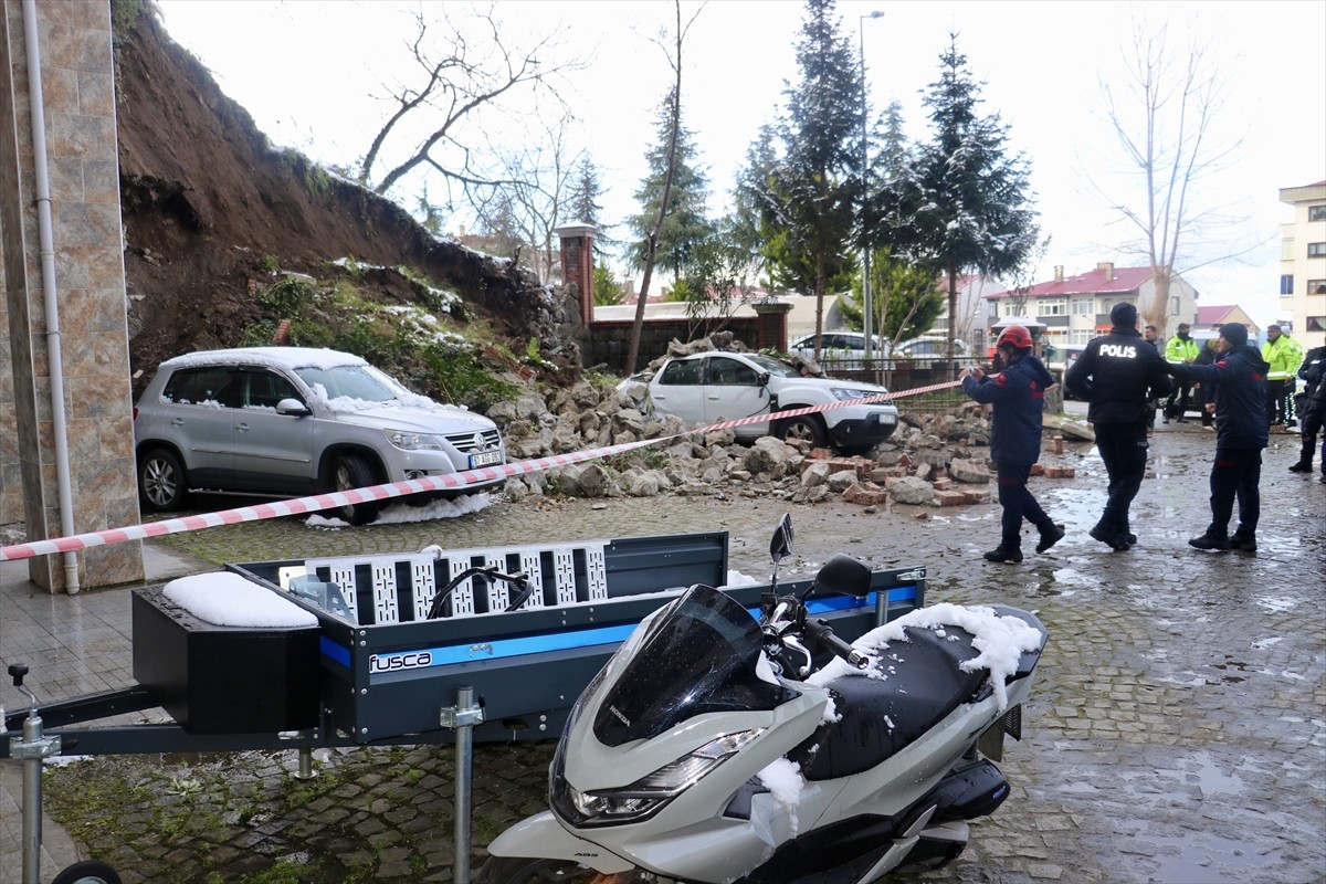 Trabzon'un Ortahisar ilçesinde bir sürücü, sitenin çöken istinat duvarının altında kalmaktan şans...