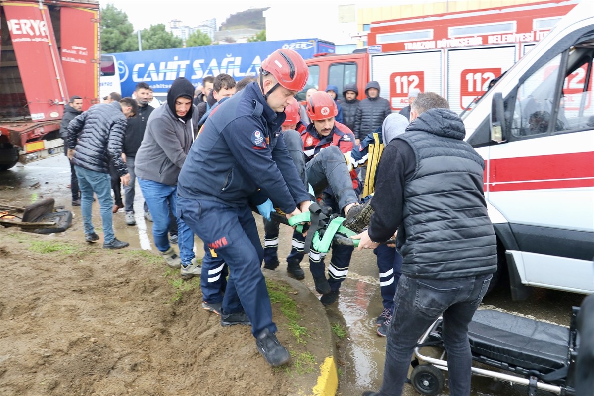 Trabzon'un Ortahisar ilçesinde devrilen yol süpürme aracının altında kalan işçi yaralandı....