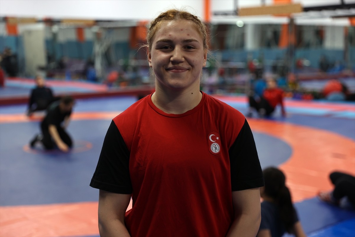 Trabzon Büyükşehir Belediyespor'un 17 yaşındaki milli sporcusu Beyza Nur Akkuş, güreşteki...