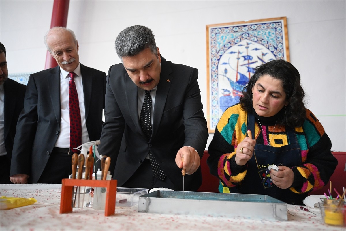 Trakya Üniversitesinde ebru sanatı uygulamasının da yer aldığı karma sanat sergisi açıldı. Açılışa...