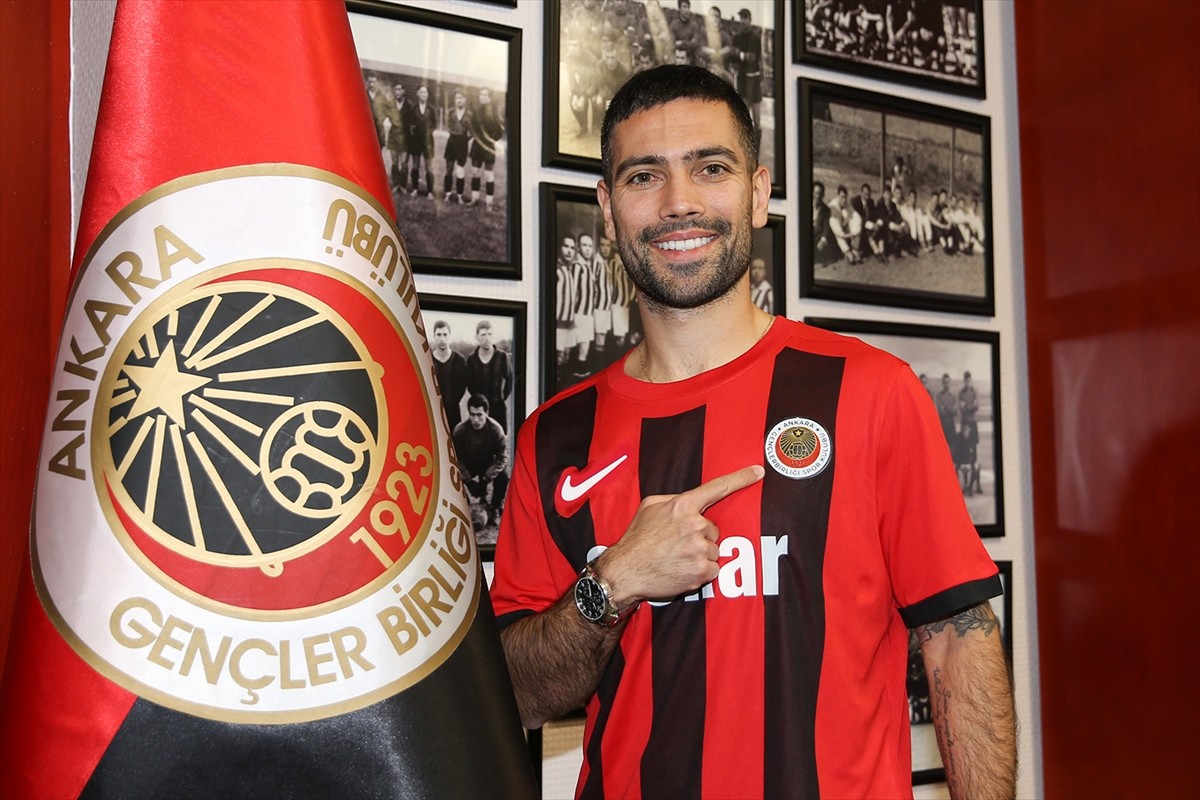 Trendyol 1. Lig ekiplerinden Gençlerbirliği, Portekizli orta saha oyuncusu Jorge Samuel Figueiredo...