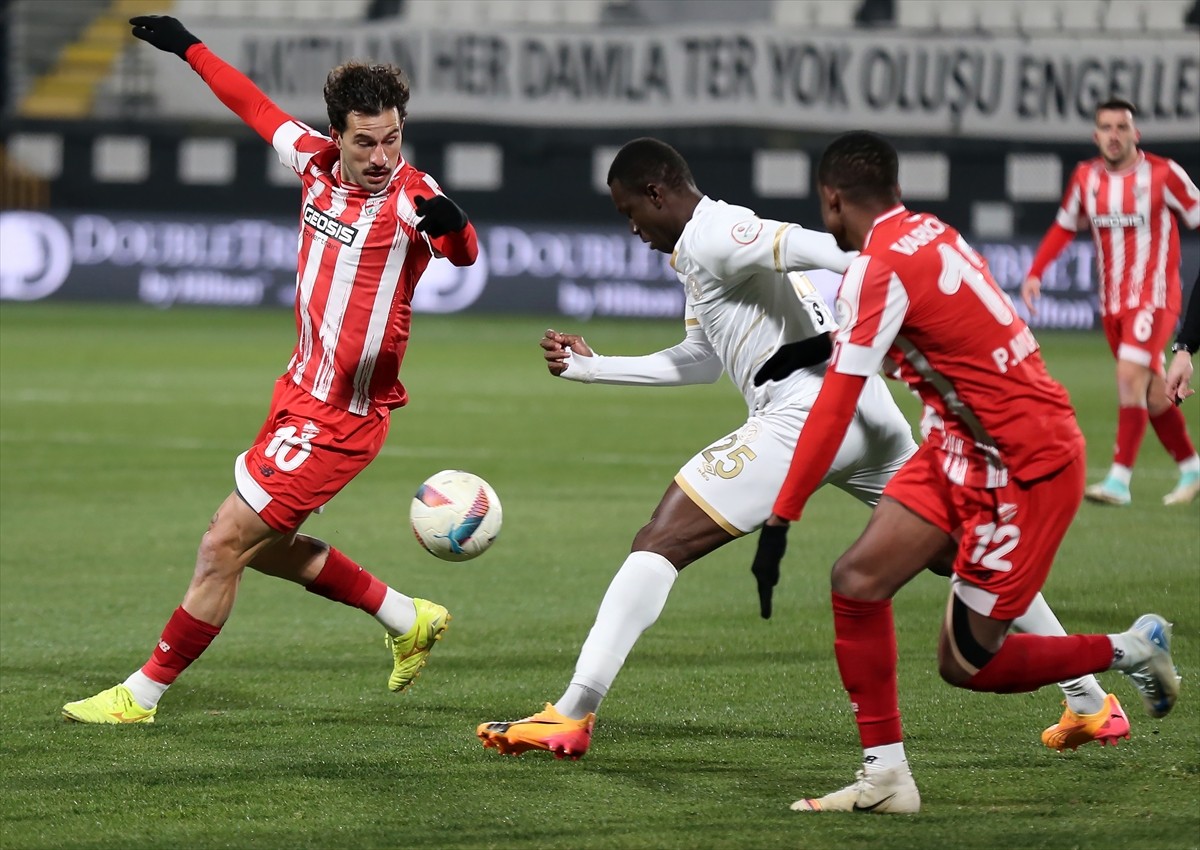 Trendyol 1. Lig’in 26. haftasında Manisa FK ile Geosis Boluspor, Manisa 19 Mayıs Stadı’nda...