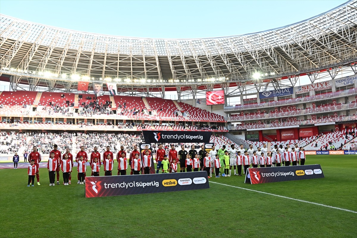 Trendyol Süper Lig'in 25. haftasında Onvo Antalyaspor ile Kasımpaşa takımları Corendon Airlines...