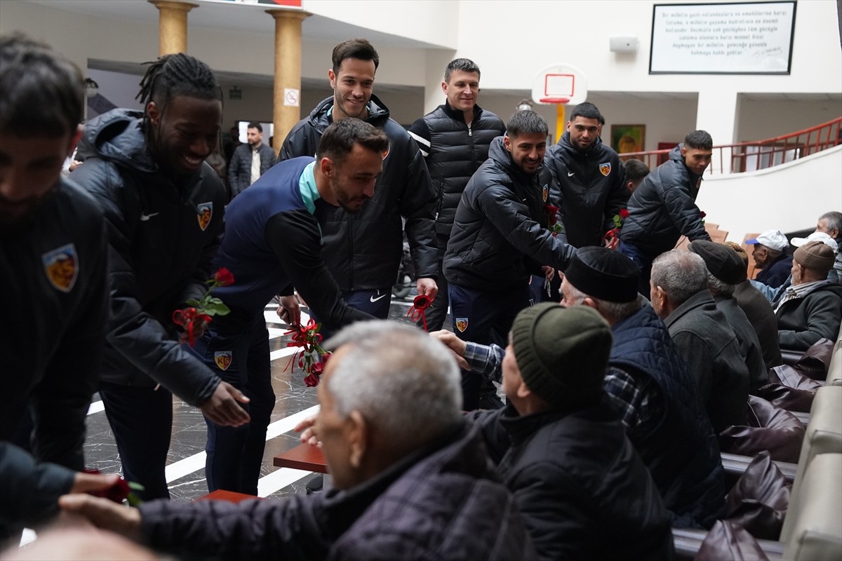 Trendyol Süper Lig ekiplerinden Bellona Kayserispor'un teknik ekibi ve futbolcular, Hacı Rukiye...