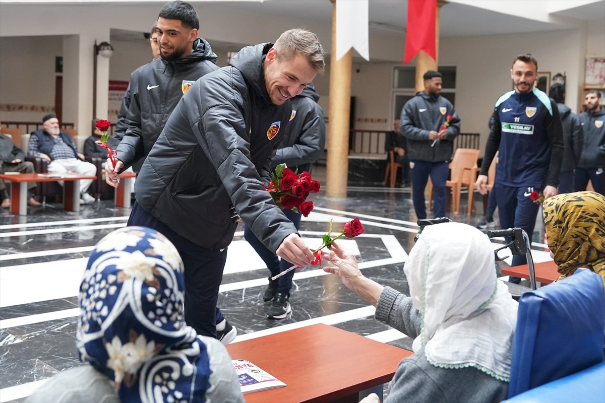 Trendyol Süper Lig ekiplerinden Bellona Kayserispor'un teknik ekibi ve futbolcular, Hacı Rukiye...