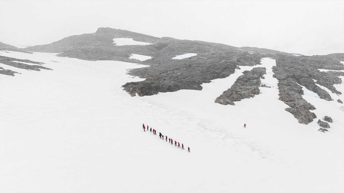 Türk bilim ekibi, 10 gün süren yolculukları sonrası 68 güney enlemindeki Horseshoe Adası'nda...