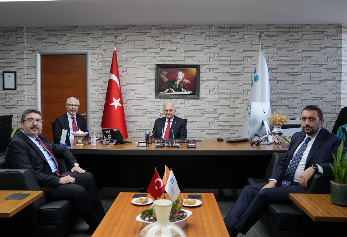 Türk Devletleri Teşkilatı (TDT) Aksakallar Konseyi Başkanı Binali Yıldırım (sağda), İzmir'in...