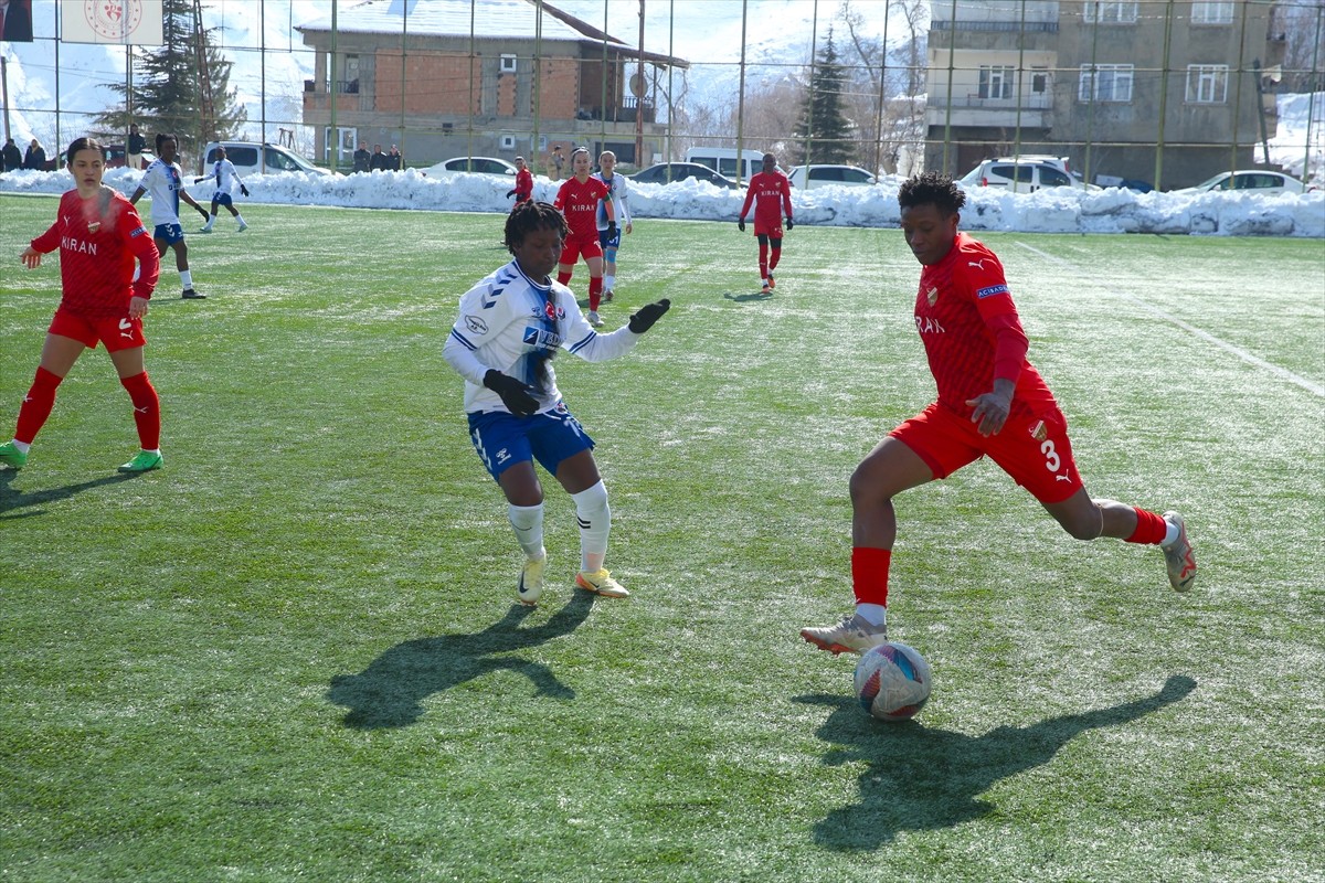 Turkcell Kadın Futbol Süper Ligi'nin 16. haftasında Hakkarigücü ile Beylerbeyi Spor, Merzan Futbol...