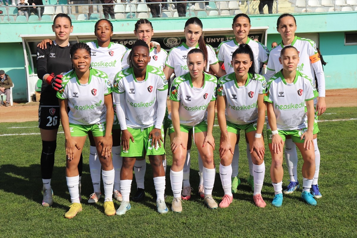 Turkcell Kadın Futbol Süper Ligi'nin 17. haftasında Ünye Kadın Spor Kulübü, Amed Sportif...