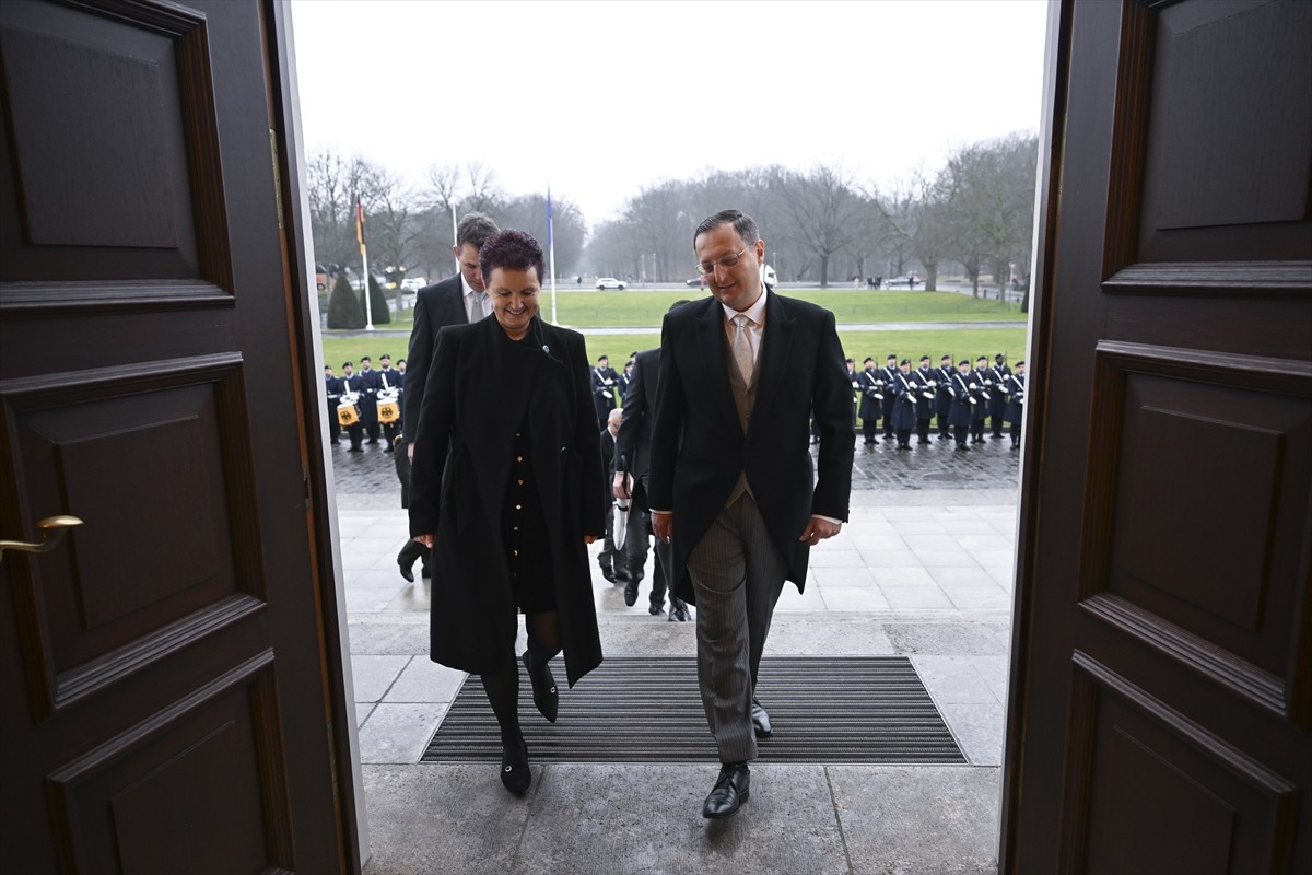 Türkiye'nin Berlin Büyükelçisi Gökhan Turan, Almanya Cumhurbaşkanı Frank Walter Steinmeier'e güven...