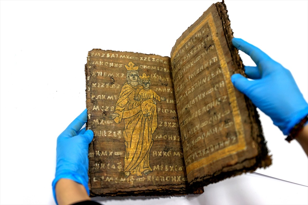 Türkiye'nin farklı kentlerindeki tarihi eser dolandırıcılığı operasyonlarında ele geçirilen sahte...