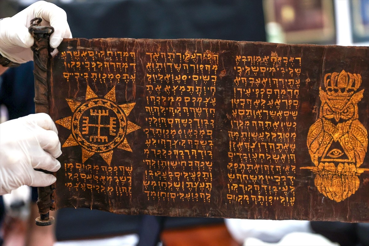 Türkiye'nin farklı kentlerindeki tarihi eser dolandırıcılığı operasyonlarında ele geçirilen sahte...