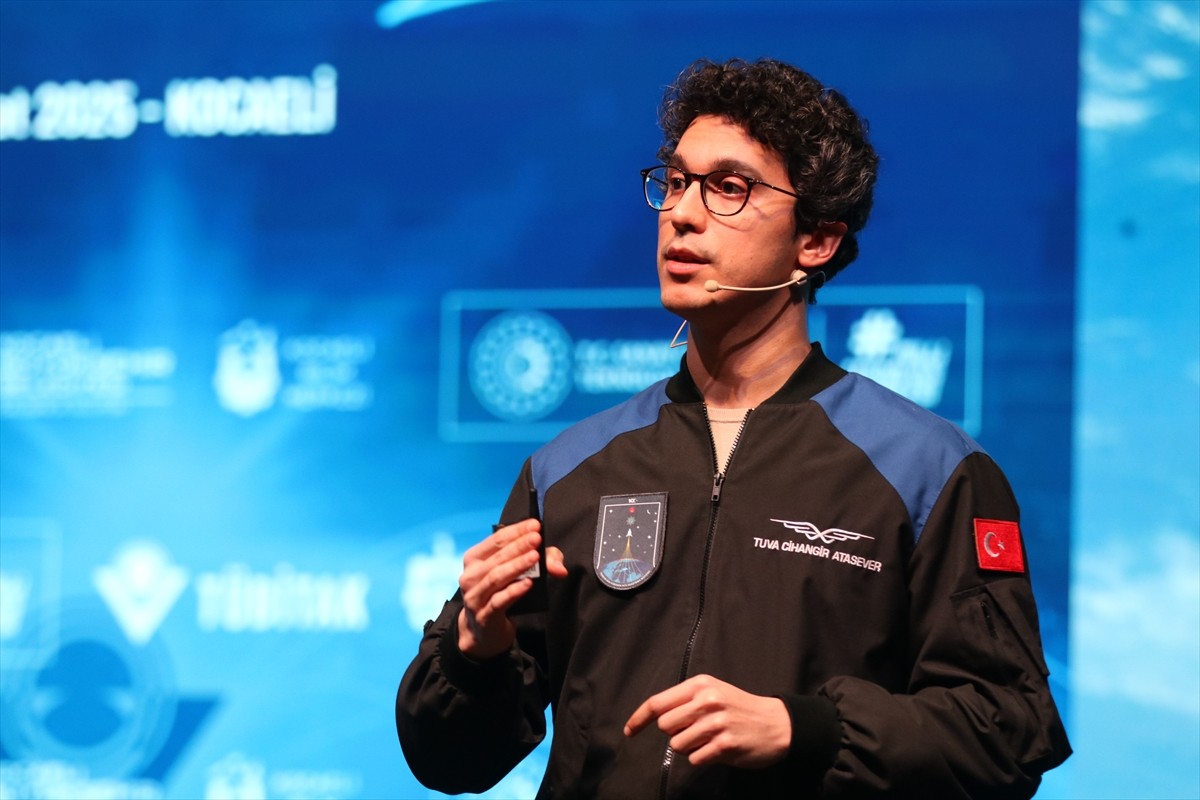 Türkiye'nin ikinci astronotu Tuva Cihangir Atasever, Kocaeli Uluslararası Kongre Merkezi'nde...