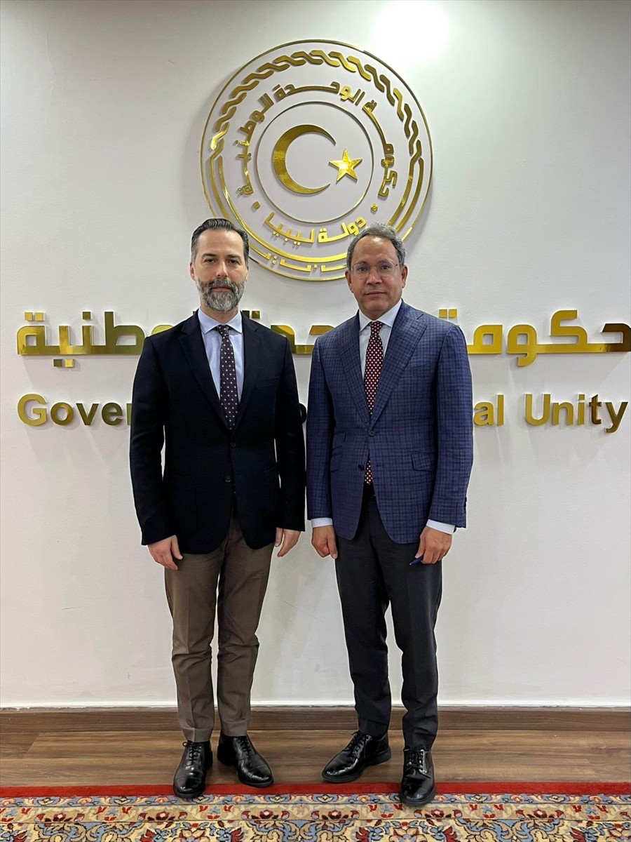 Türkiye'nin Trablus Büyükelçisi Güven Begeç (solda), Libya Ulusal Birlik Hükümeti Ekonomi ve...