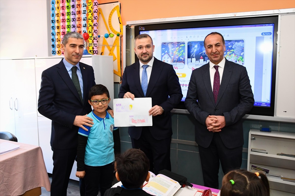 Türkiye Cumhuriyet Merkez Bankası (TCMB) Başkanı Fatih Karahan (ortada), Uşak ve Denizli'de iş...