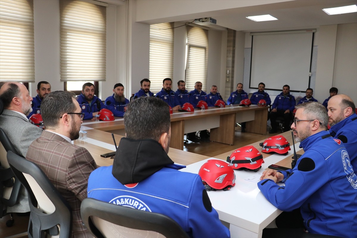 Türkiye Diyanet Vakfı (TDV) Sakarya arama kurtarma ekibi, Afet ve Acil Yönetim Başkanlığı (AFAD)...