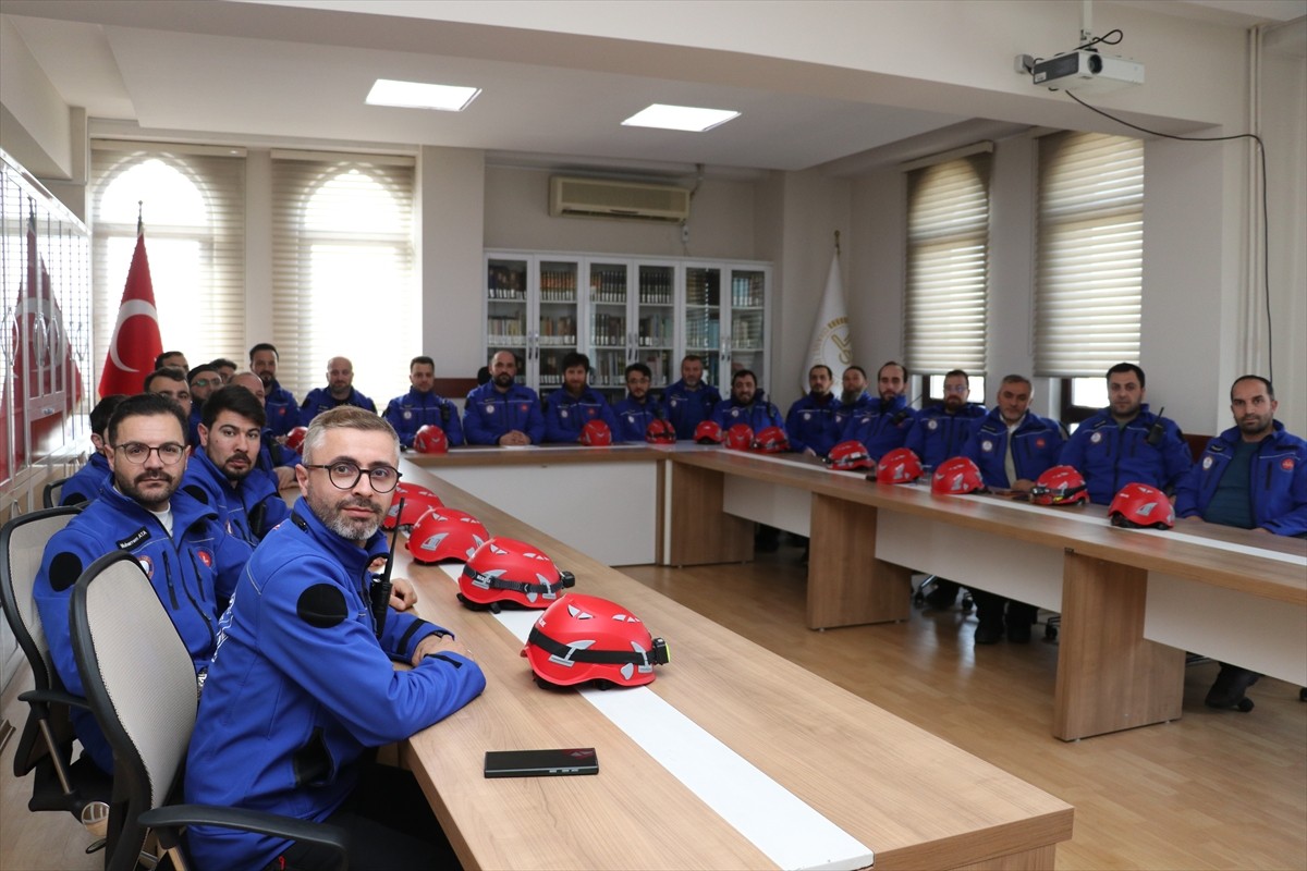Türkiye Diyanet Vakfı (TDV) Sakarya arama kurtarma ekibi, Afet ve Acil Yönetim Başkanlığı (AFAD)...