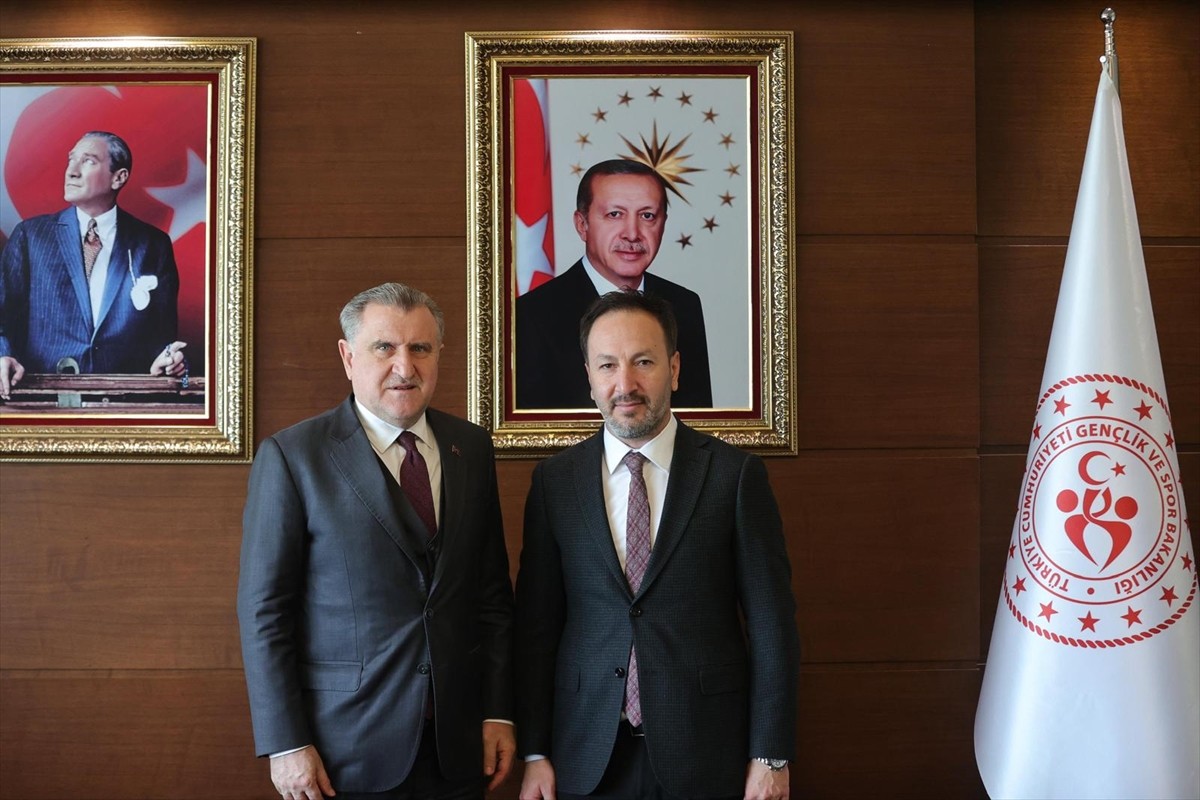 Türkiye Eskrim Federasyonu Başkanı Abdurrahman Karataş (sağda), Gençlik ve Spor Bakanı Osman Aşkın...