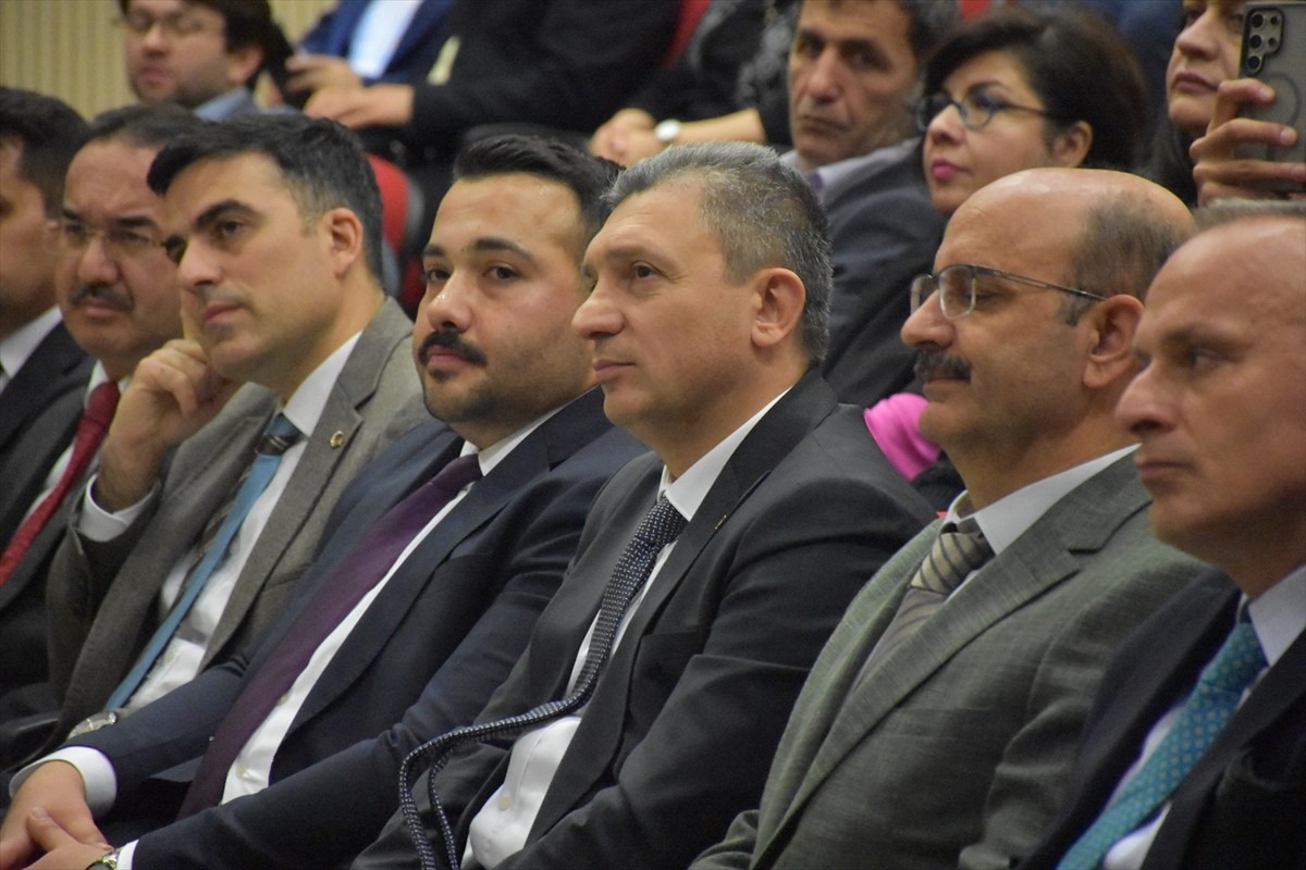 Türkiye Gençlik Vakfının (TÜGVA) İhtisas Akademi Projesi kapsamında Antalya'da "Şehir ve Estetik"...