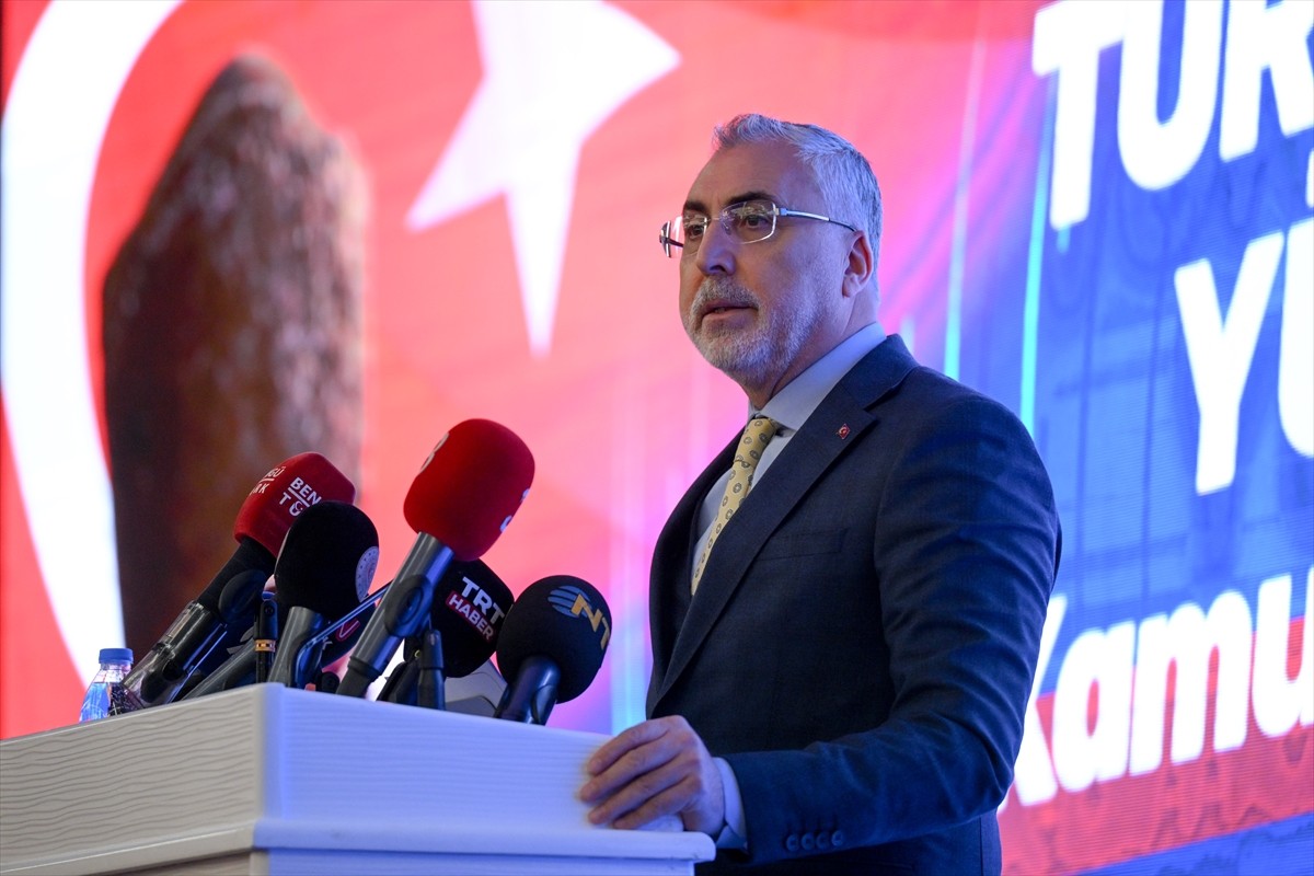 Türkiye Kamu-Sen tarafından hazırlanan "Türk ve Türkiye Yüzyılı İçin Kamu Personel Rejimi Önerisi"...