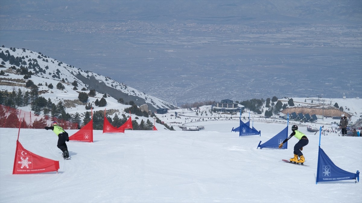 Türkiye Kayak Federasyonu (TKF) tarafından Erzincan'da düzenlenen "Snowboard 2. Etap Kutlu Dumlu...