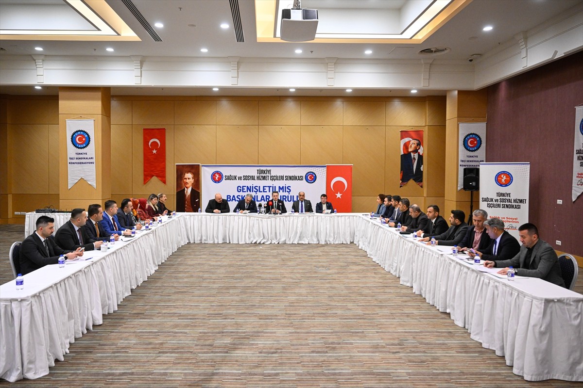 Türkiye Sağlık ve Sosyal Hizmet İşçileri Sendikası Genel Başkanı Hakan Toy, düzenlediği basın...
