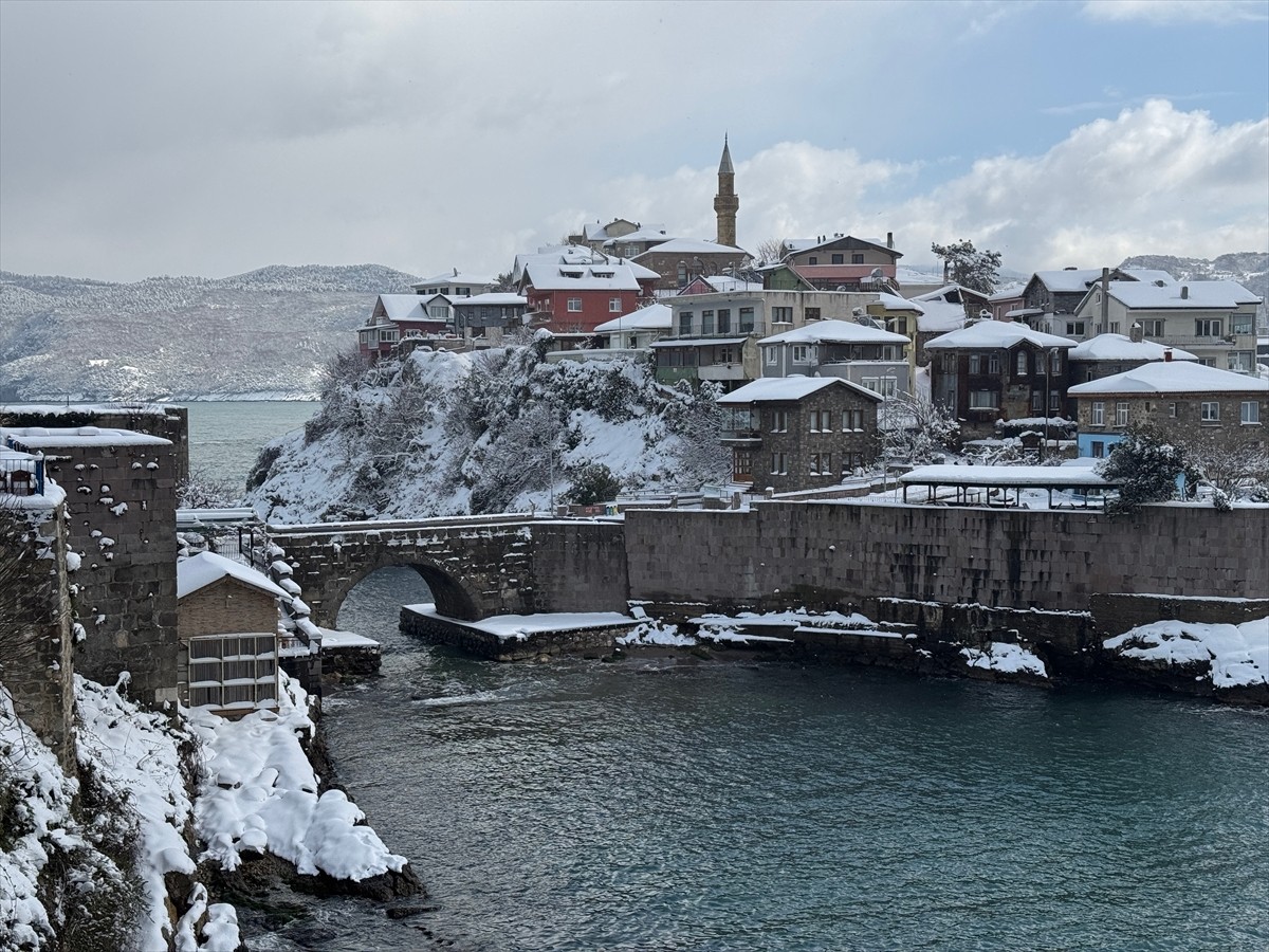 UNESCO Dünya Miras Geçici Listesi'ne 2015'te eklenen Bartın'ın Amasra ilçesi, kar yağışıyla beyaza...