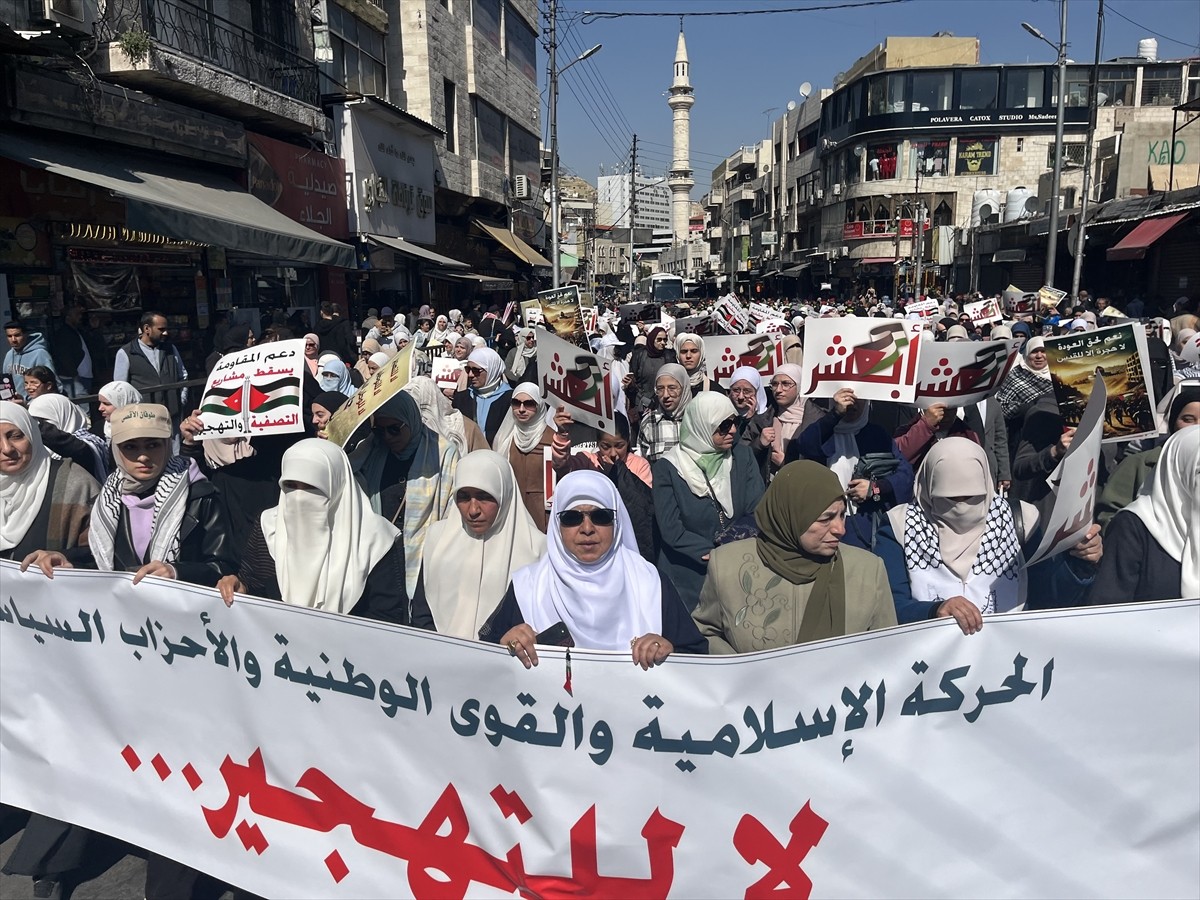Ürdün'de yüzlerce kişi İsrail'in Batı Şeria ve Gazze'deki Filistinlileri zorla göç ettirmeye...