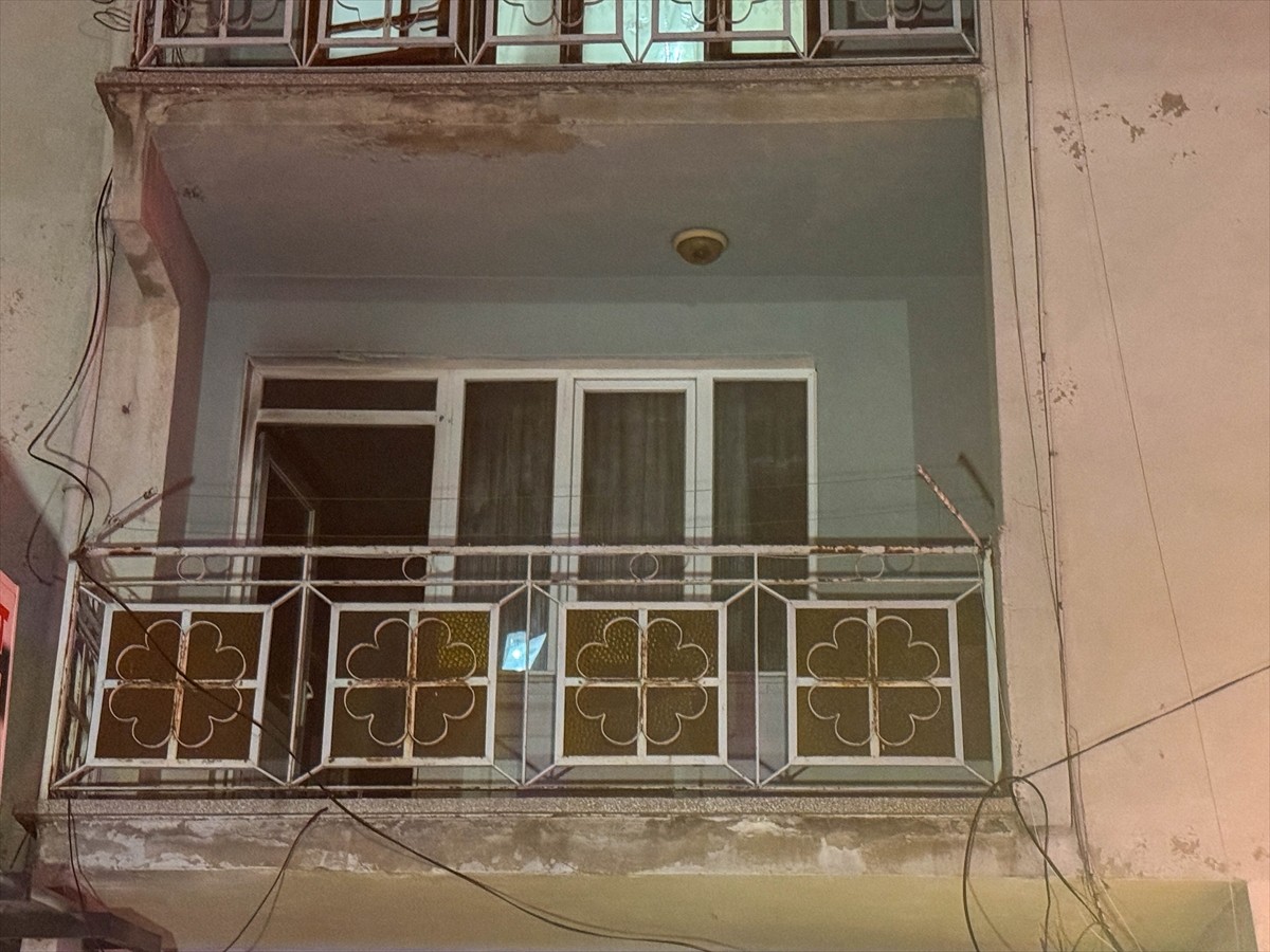 Uşak'ta 4 katlı bir apartmanın birinci katındaki dairede çıkan yangında 2 kişi dumandan etkilendi....