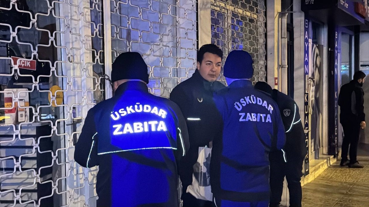 Üsküdar'da yan yatan istinat duvarının önündeki bina ile bitişiğindeki apartman tedbir amacıyla...