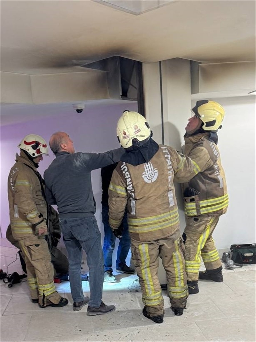 Üsküdar'daki bir alışveriş merkezinde çıkan yangın itfaiye ekiplerinin müdahalesiyle...